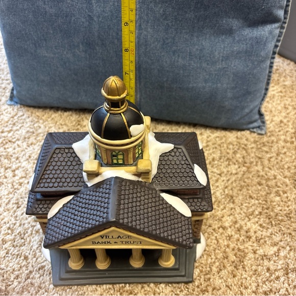 Dickens 1997 Village Bank & Trust light up Christmas village piece - Picture 8 of 8